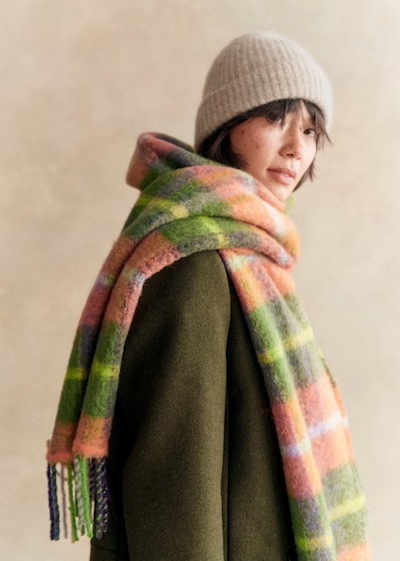 Big blanket scarf in soft tones of peach and green checks